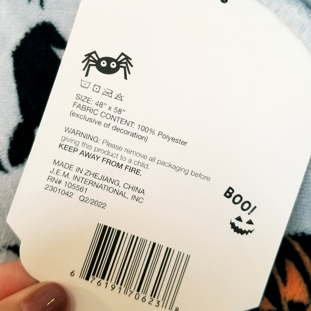 Halloween Holiday Reversible Sherpa Blanket Modern Kids Pumpkins Ghosts Bats NWT - Picture 5 of 8